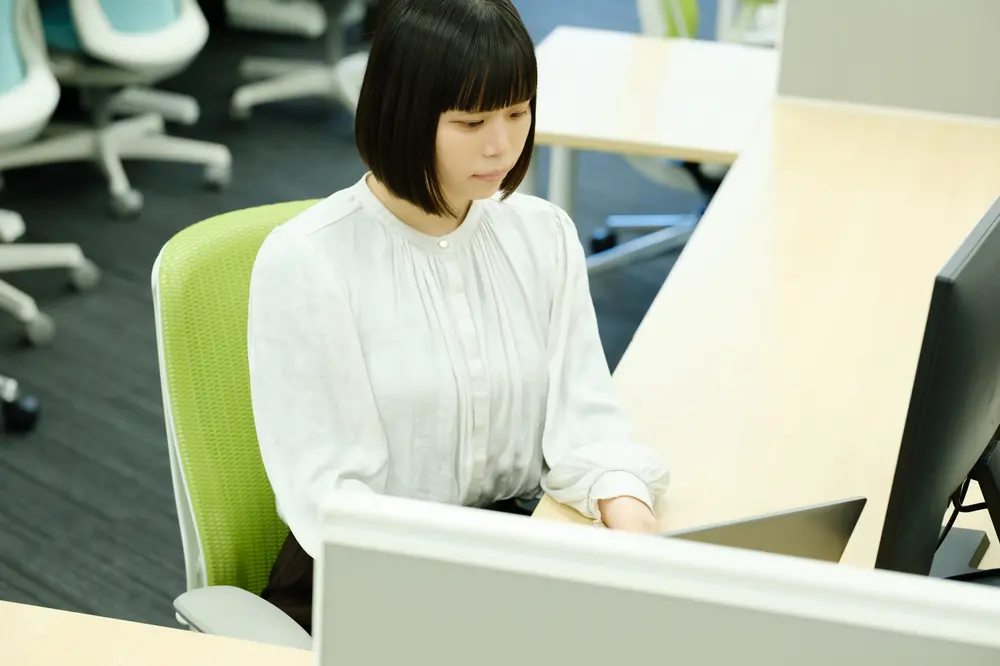 デスクでパソコンに向かう社員