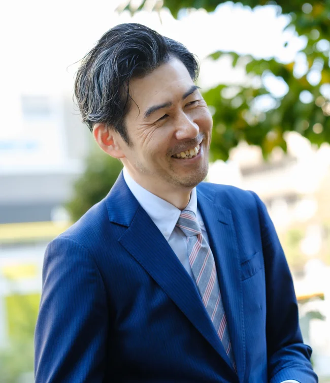 笑顔で話すスーツ姿の社員