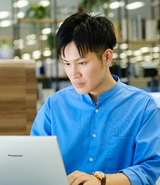 ノートパソコンで業務に取り組む社員