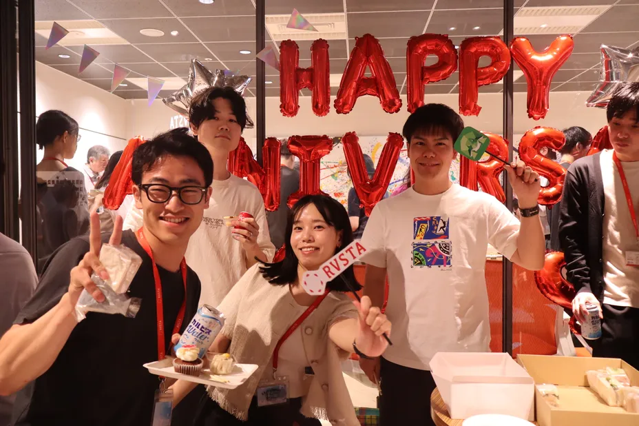 オフィスでアニバーサリーイベントを楽しむ社員