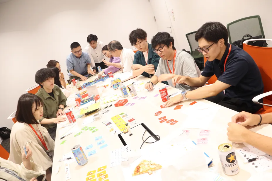会議室でボードゲームを楽しむ社員