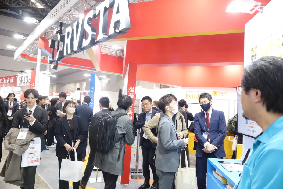 リバスタの展示ブースに集まる建設DX展の来場者