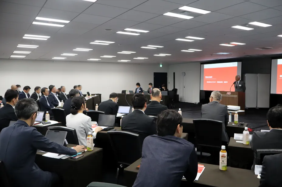 会議室で行われるお客様との対面協議会