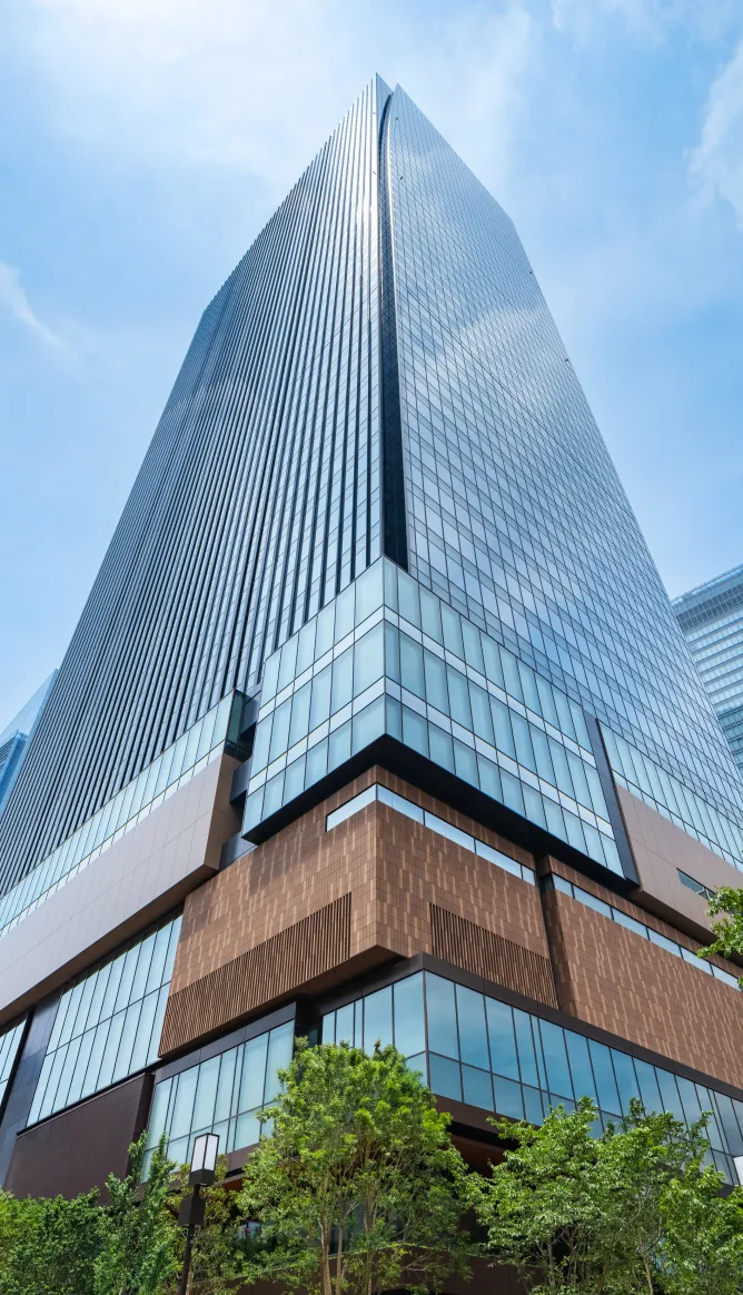 見上げた「TOFROM YAESU TOWER」の外観