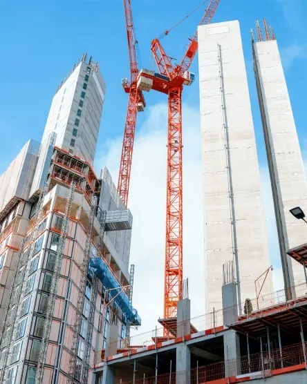 クレーンが立つ建設中の高層ビル