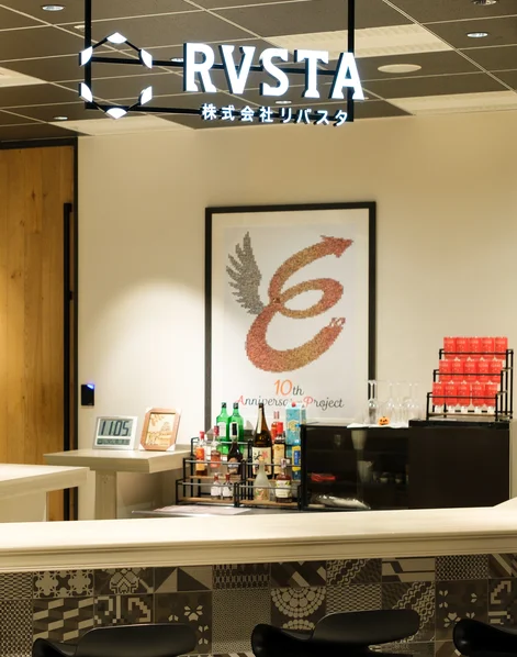 RVSTA のロゴが掲げられたオフィスのエントランス