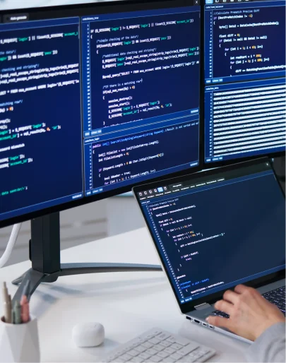 コードが表示されたモニターとノートパソコン