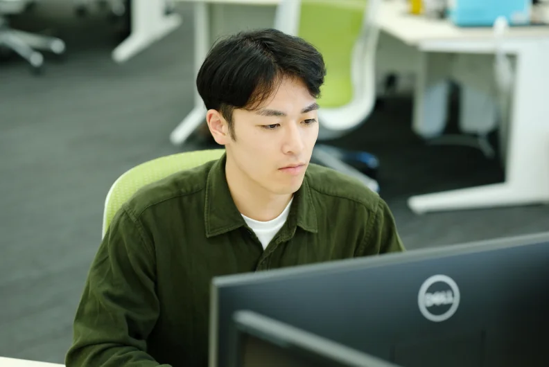モニターに向かって作業する社員