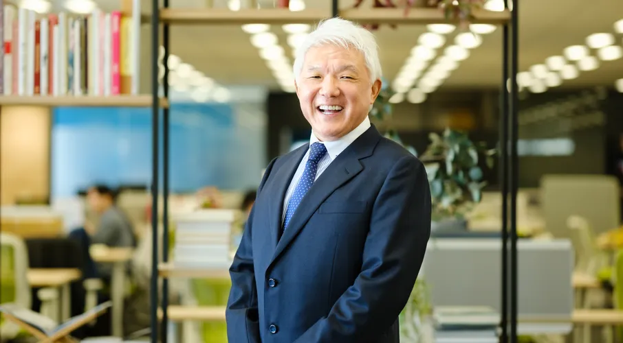 オフィスで笑顔を見せる代表取締役 高橋巧