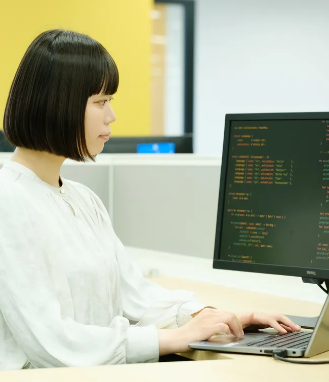 パソコンに向かって業務に取り組む社員