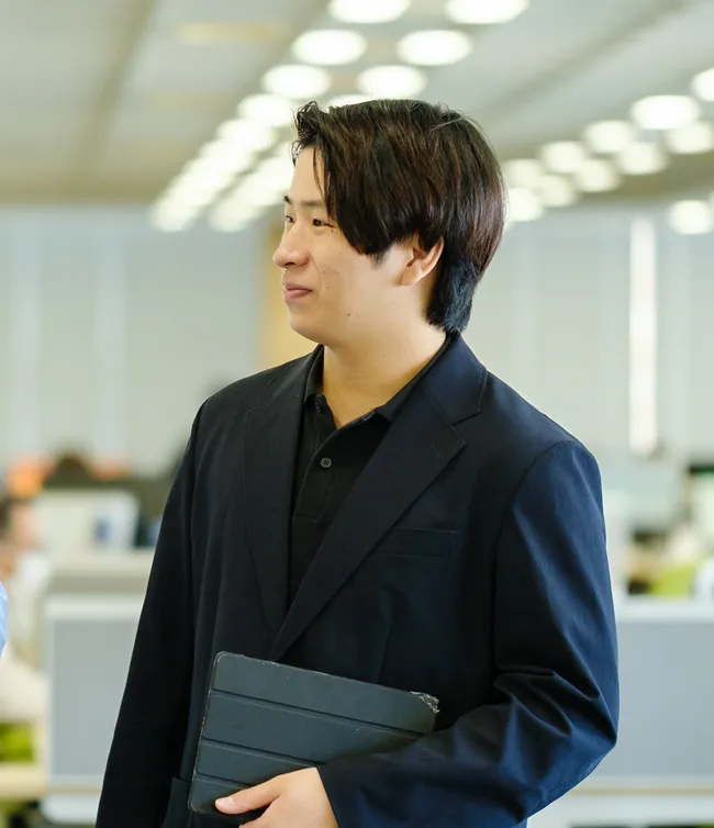 タブレットを手にオフィスに立つ社員