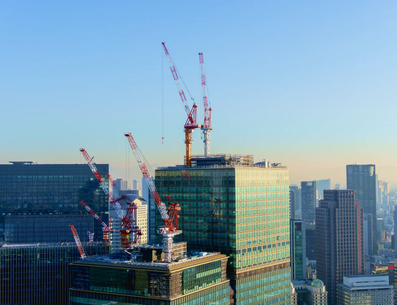 クレーンが立つ建設中の高層ビルと都市の風景