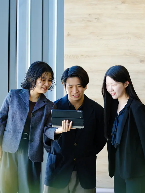 タブレットを囲んで話す社員